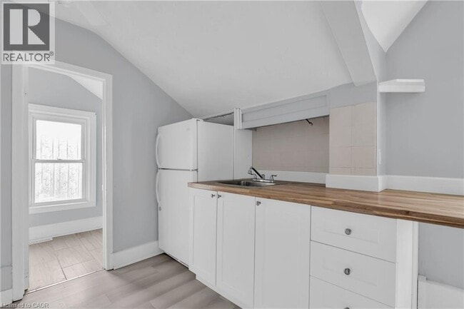 Building Photo - 57 Beverly St