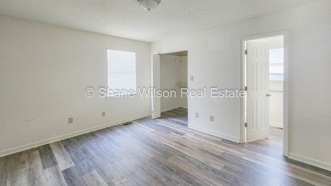 Building Photo - 2 BR 1.5 BA townhouse up for lease!