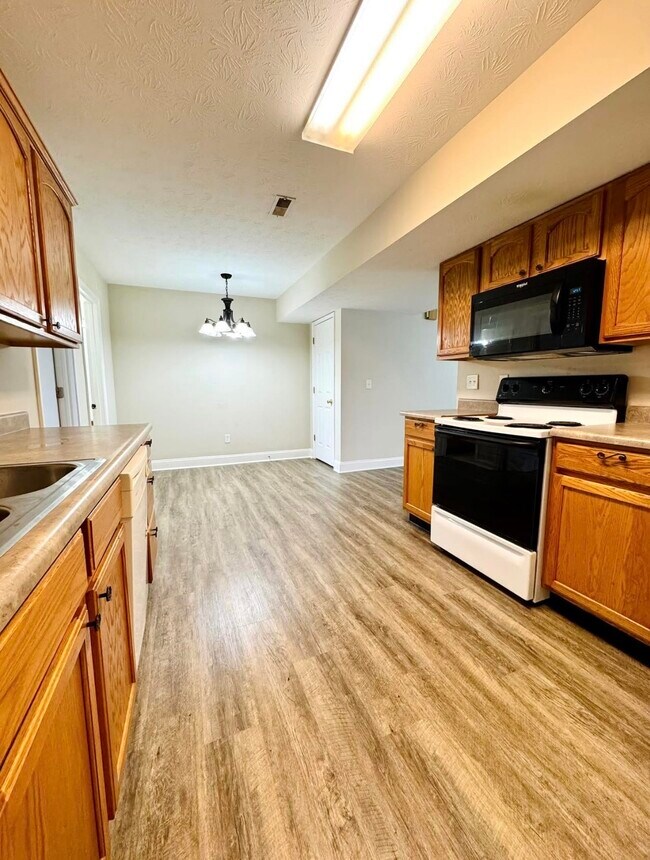 Building Photo - 634 Hampton Way