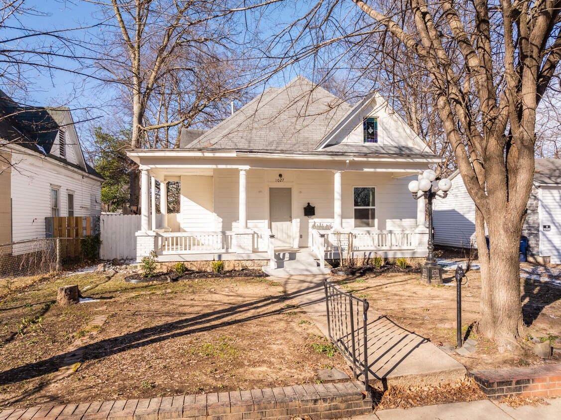 Primary Photo - Freshly Updated 2 Bedroom House