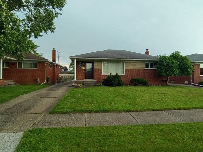 Building Photo - Beautiful, sprawling, brick ranch - $1700/mo