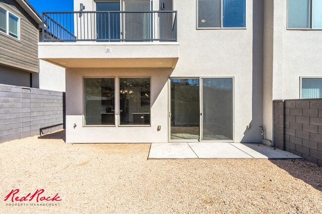 Building Photo - Stylish Townhome with Private Balcony – Do...