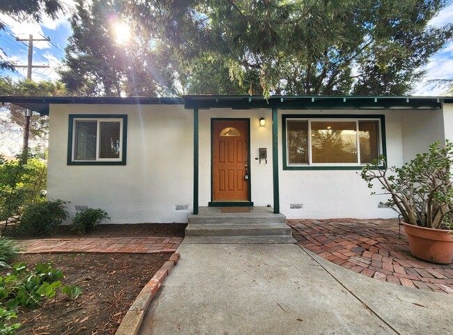 Building Photo - Beautiful Remodeled Duplex in Palo Alto Av...