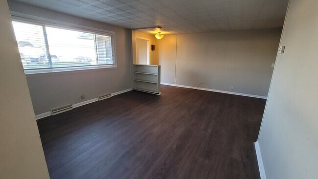 Foto del edificio - Sizable 3 bedroom 1 bathroom with attached...