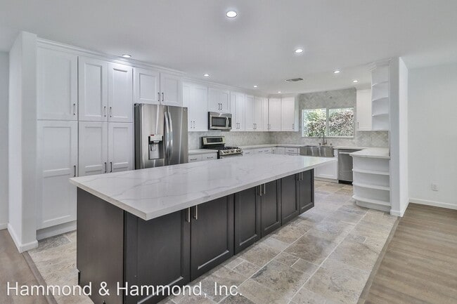 Building Photo - 5 br, 4 bath House - 14434 Greenleaf St.