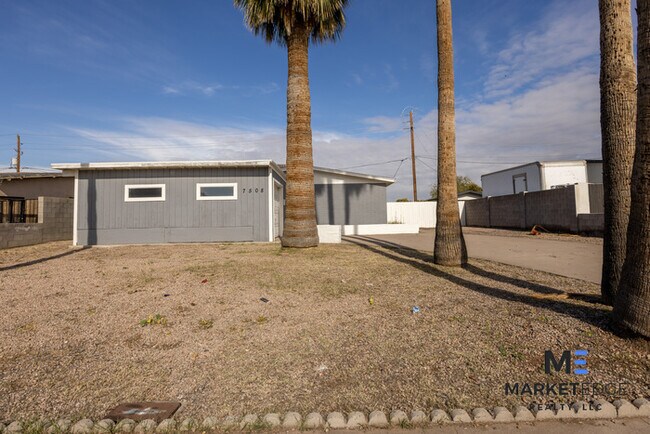 Building Photo - 2Bed/2Bath at 75th/Thomas! $900 MOVE-IN SP...