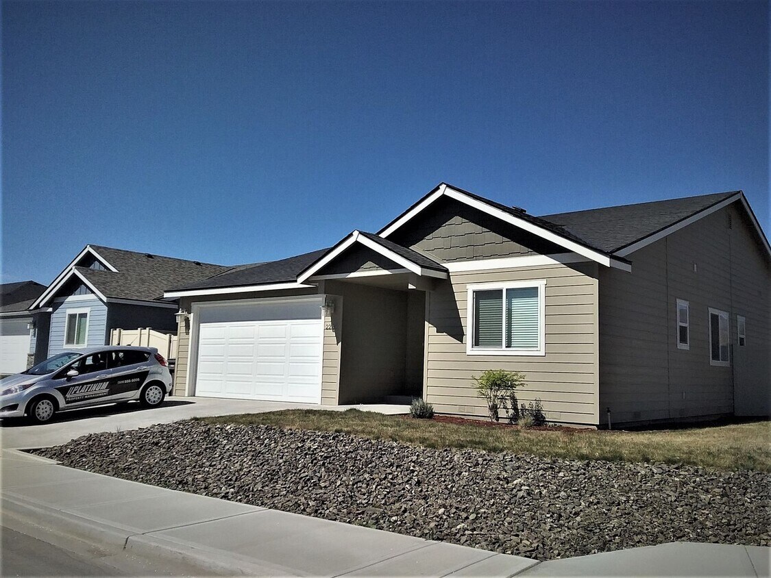 Primary Photo - Newer Rambler in Mary Hill Estates!