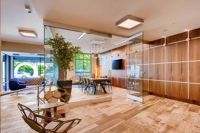 Building Photo - Parla