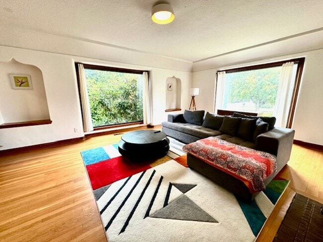 Building Photo - Private room for rent in Laurlhurst