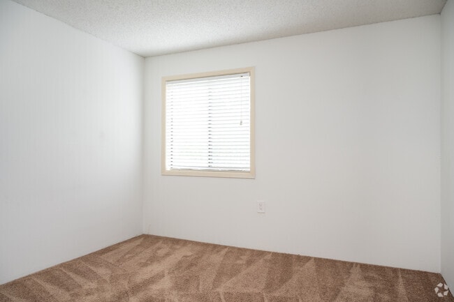 2BR, 1BA - 824SF - Country Club Apartments