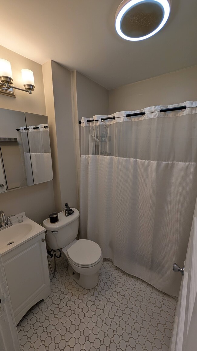 Building Photo - 54 Saxton St