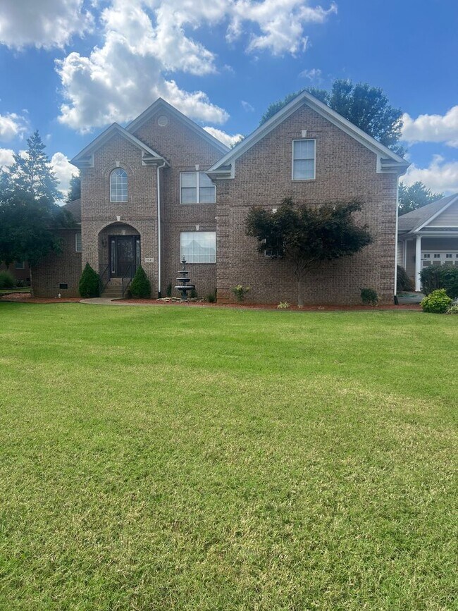 Building Photo - 4 Bedroom, 3 Bath House *Inground Pool*