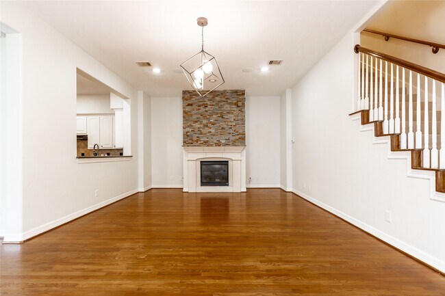 Building Photo - 2923 Royal Oaks Crest