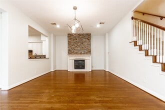 Building Photo - 2923 Royal Oaks Crest