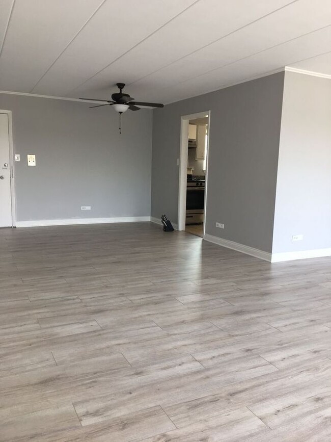 Building Photo - 10302 S Komensky Ave