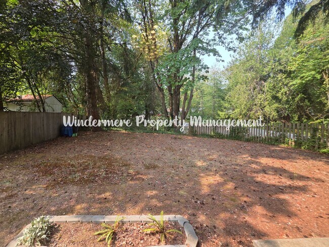 Foto del edificio - *AVAILABLE NOW* Beautiful and convenient 3...