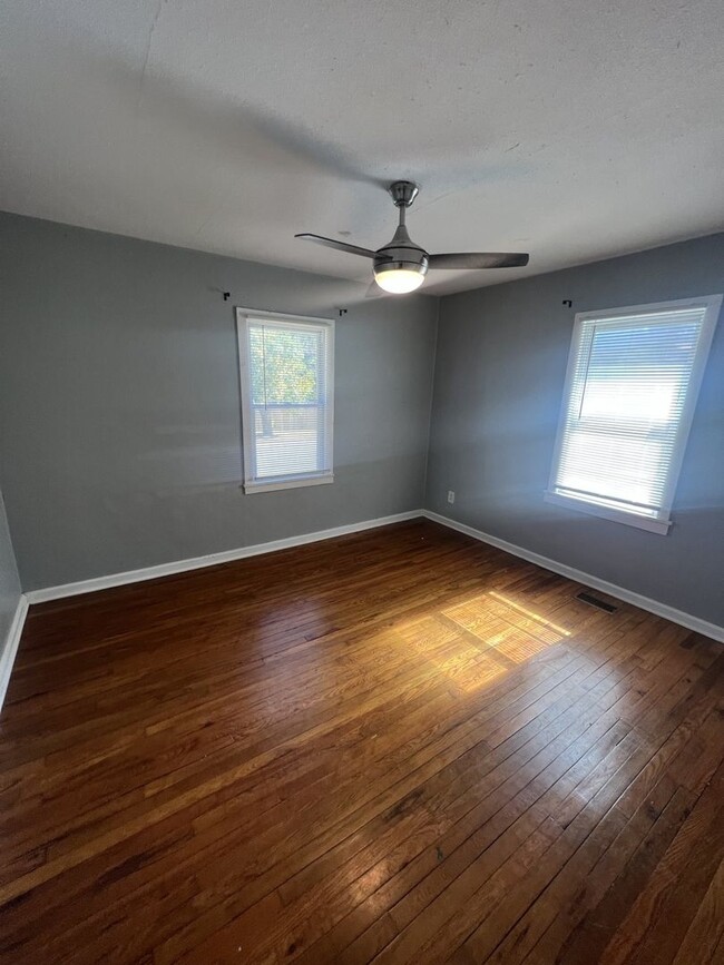 Building Photo - COMING SOON: Cute 3 bedroom, 2 bathroom ho...