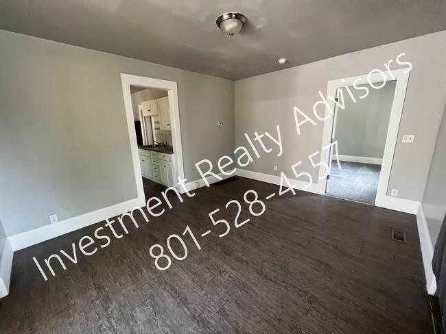 Building Photo - Renovated Duplex With Bonus Room!