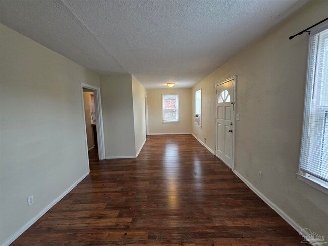 Building Photo - 203 SE Syrcle Dr