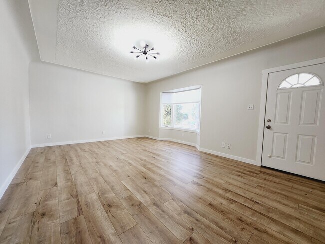 Photo du bâtiment - 12925-12117 117 St NW