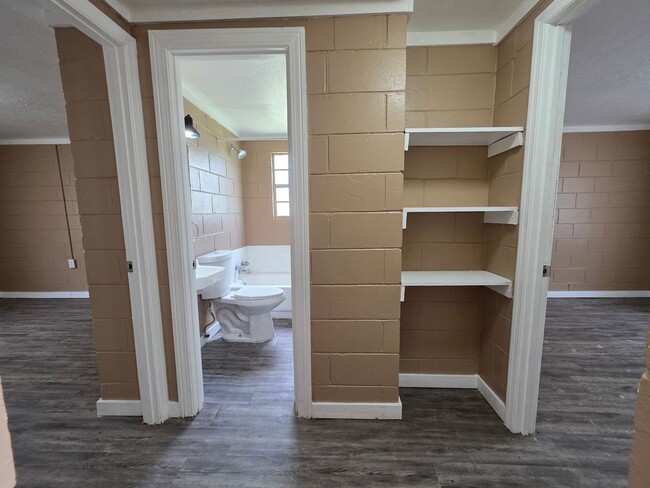 Foto del edificio - 2 Bedroom 1 Bath Brick Unit