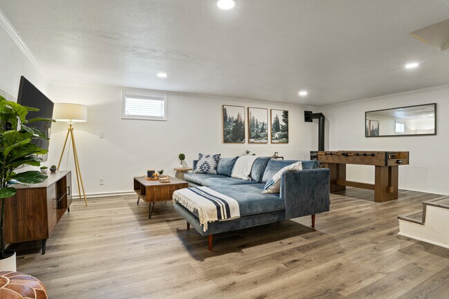 Otro - 1129 12th St W