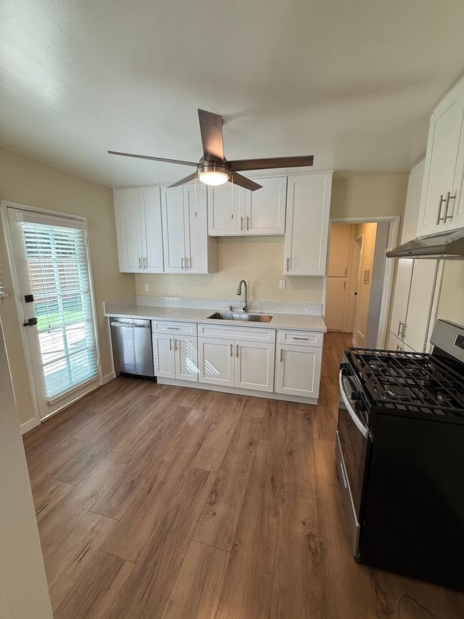 Foto del edificio - Completely Remodeled 2 Bedroom, 1 Bathroom...