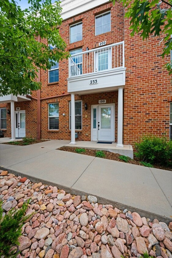 Primary Photo - 233 E Fountain Blvd