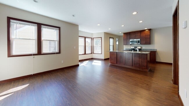 Building Photo - Recently renovated  7 bedroom house