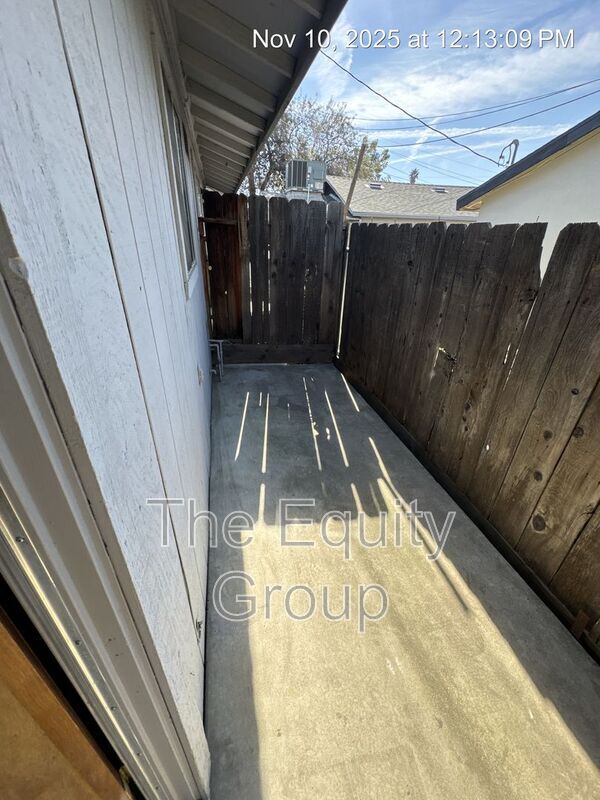 Building Photo - 701 E Noble Ave