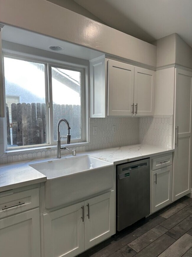 Building Photo - 4 Bedroom House Rosedale Area!!