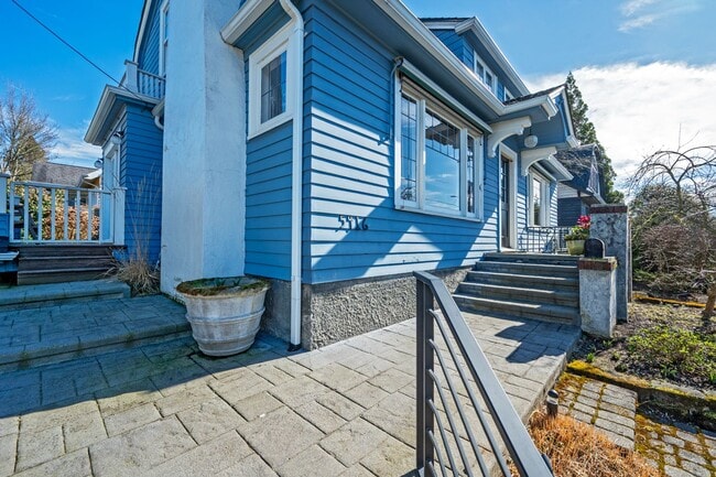 Building Photo - Charming 3?Bed / 1?Bath Dutch-Colonial Hom...