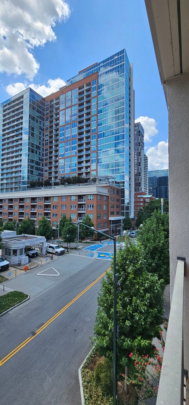 This unit has a south facing view the Midtown & Downtown skyline - 1075 Peachtree Walk NE