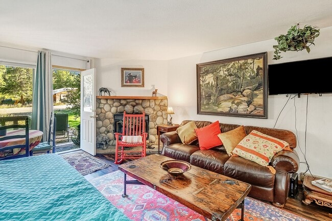 Building Photo - FRISCO ! Furnished! 1 pet negotiable!  An Artist's retreat! Must see.