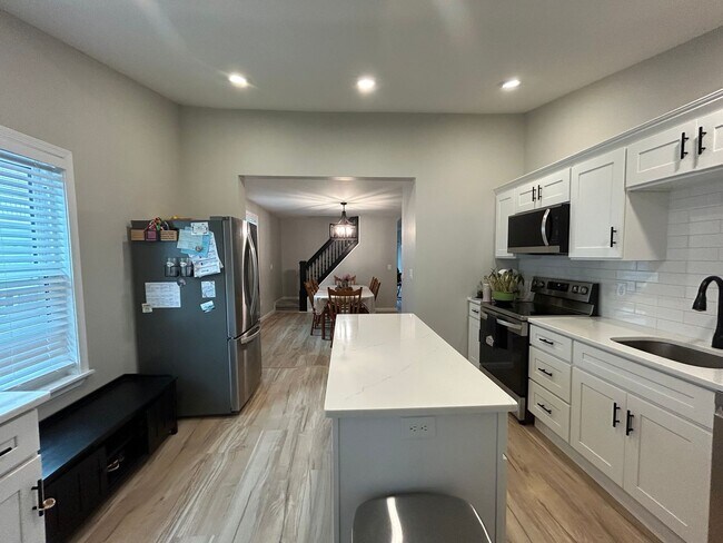 Foto del edificio - Move-In Ready: Modern & Stylish Fully Reno...