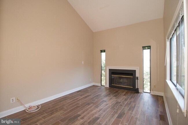 Building Photo - 501 Sayre Dr
