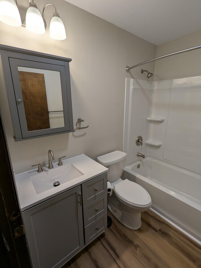 Baño completo - 645 Easton Pky