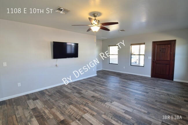 Building Photo - Modern 3 Bed 3 Bath - Less than 1 Mile to ...