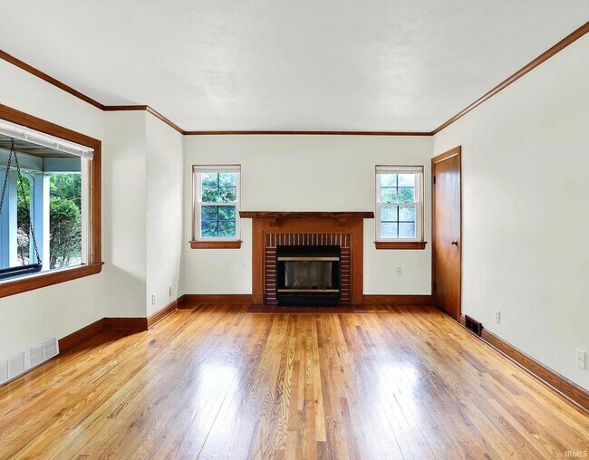 Building Photo - 916 E Maxwell Ln