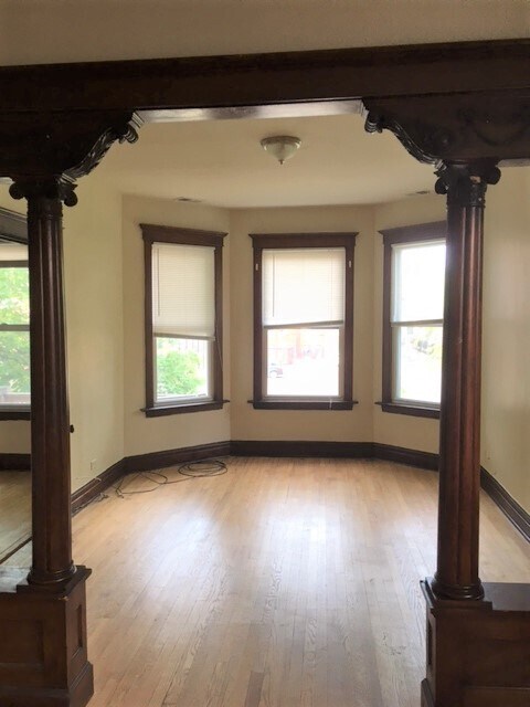 Building Photo - 1441 W Oakdale Ave
