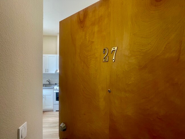 Foto del edificio - One Bedroom Available Now in Chinatown!!
