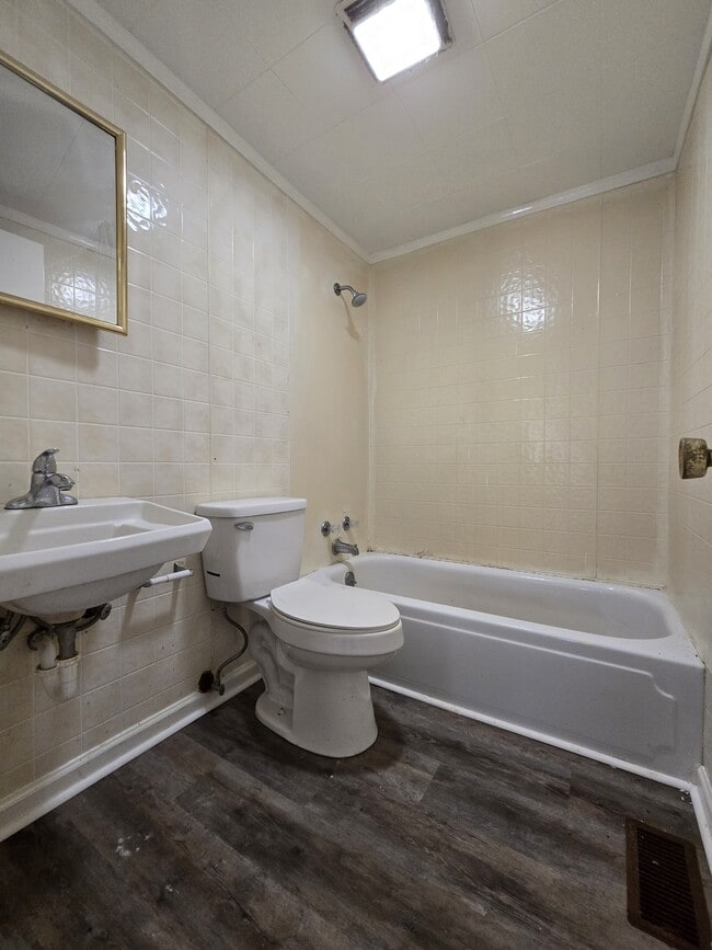 Foto del edificio - 305 Blyth Rd