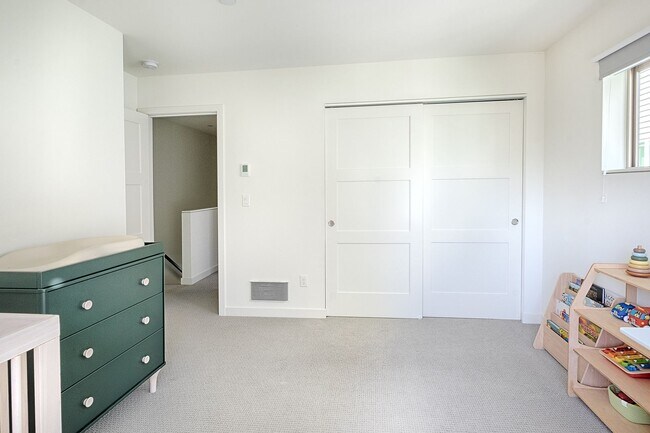 Building Photo - Impeccable Designer Townhome