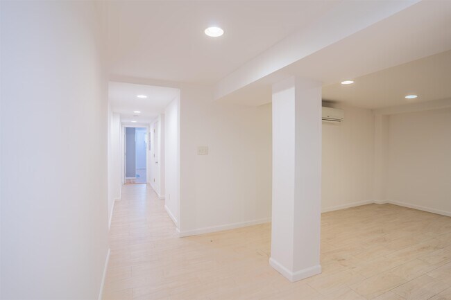 Foto del edificio - 13 Bentley Ave