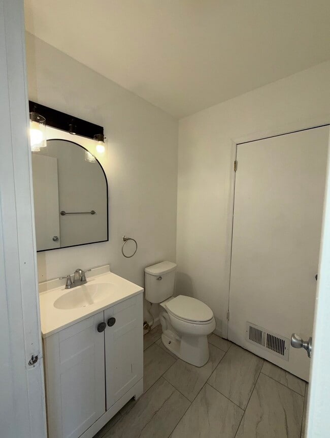 Building Photo - 56 Catherine St