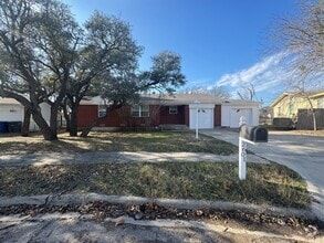 Building Photo - 2601 Live Oak Dr