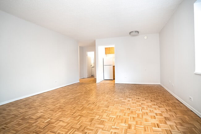 Building Photo - 3536 Ch De La Côte-Des-Neiges