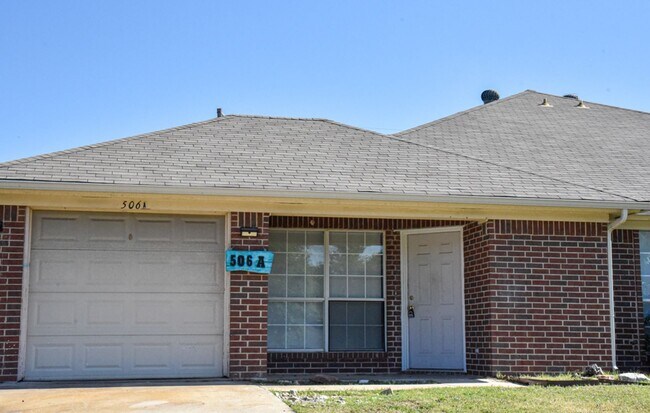 Foto del edificio - Quiet 3 Bedroom 2 Bath Duplex Decatur TX