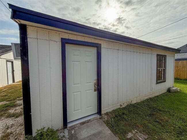 Foto del edificio - 8430 Holiday Ln