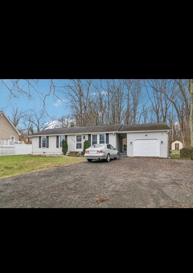 Building Photo - 1605 Airport Ln